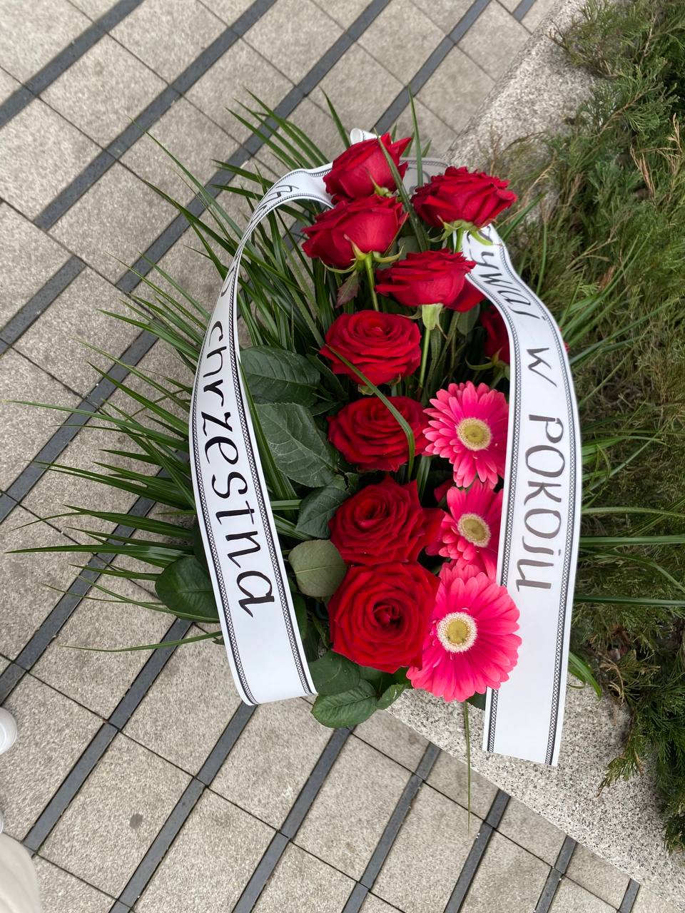 IMG_7176 Wiązanka pogrzebowa z czerwonych róż i gerber Poznan