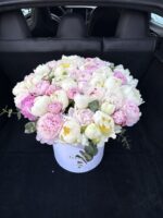 51 piwonii w pudełku flowerbox różowe i białe piwonie Studio Deluxe