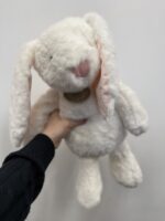 Pluszak króliczek – miękka maskotka jako dodatek do bukietu Studio Deluxe