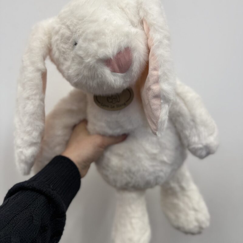 Pluszak króliczek – miękka maskotka jako dodatek do bukietu Studio Deluxe