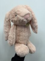 Pluszak króliczek – miękka maskotka jako dodatek do bukietu Studio Deluxe