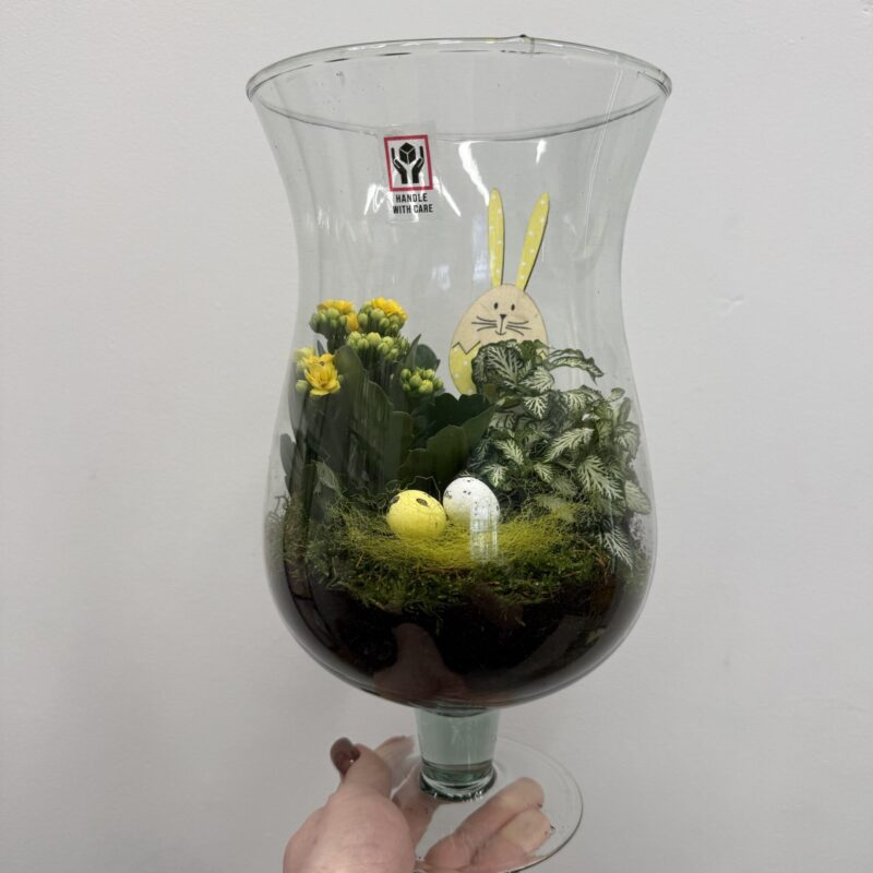 Kompozycja wielkanocna w szkle z roślinami