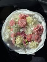 Bukiet z hortensji, goździków, róż, eustomy i chryzantemy - obrazek 2