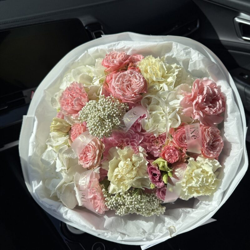 Bukiet z hortensji, goździków, róż, eustomy i chryzantemy