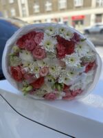 Bukiet z piwoniowych róż i chryzantemą - obrazek 3