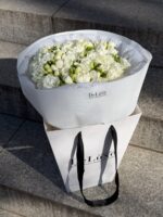 bukiet z białej frezji elegancki biały bukiet