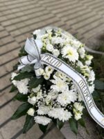 Wiązanka pogrzebowa z białych kwiatów – elegancka kompozycja z dostawą w Poznaniu. Studio Deluxe.