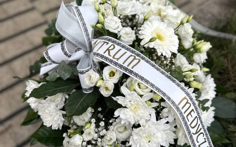 Wiązanka pogrzebowa z białych kwiatów – elegancka kompozycja z dostawą w Poznaniu. Studio Deluxe.