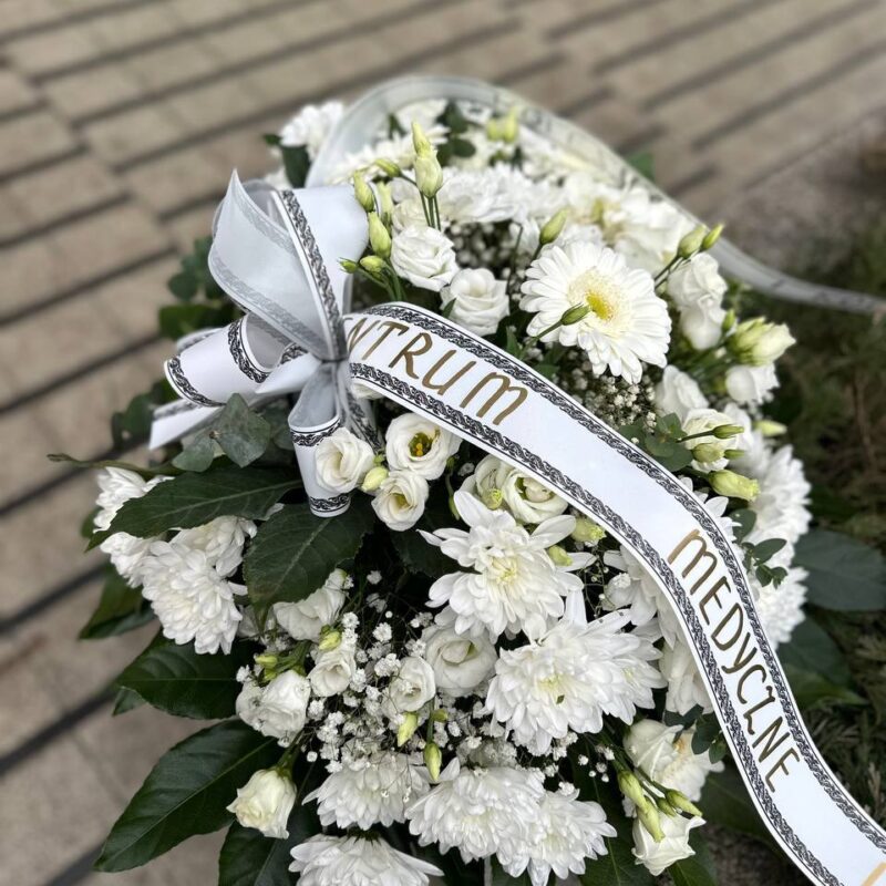 Wiązanka pogrzebowa z białych kwiatów – elegancka kompozycja z dostawą w Poznaniu. Studio Deluxe.
