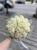 Bukiet ślubny z białych róż i gipsówki
