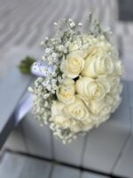 Bukiet ślubny z białych róż i gipsówki