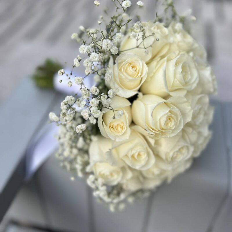 Bukiet ślubny z białych róż i gipsówki