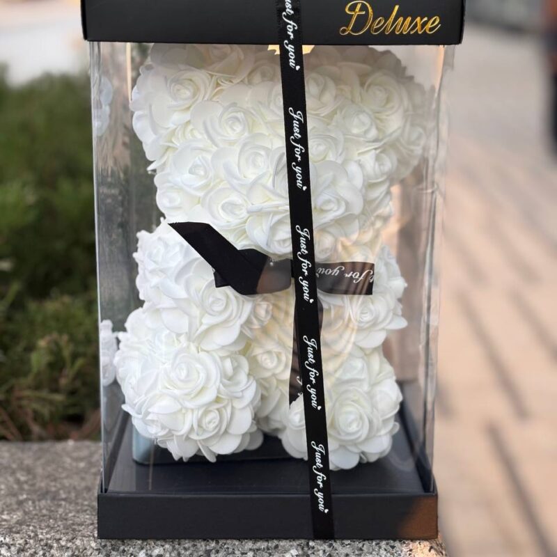 Miś ze sztucznych róż