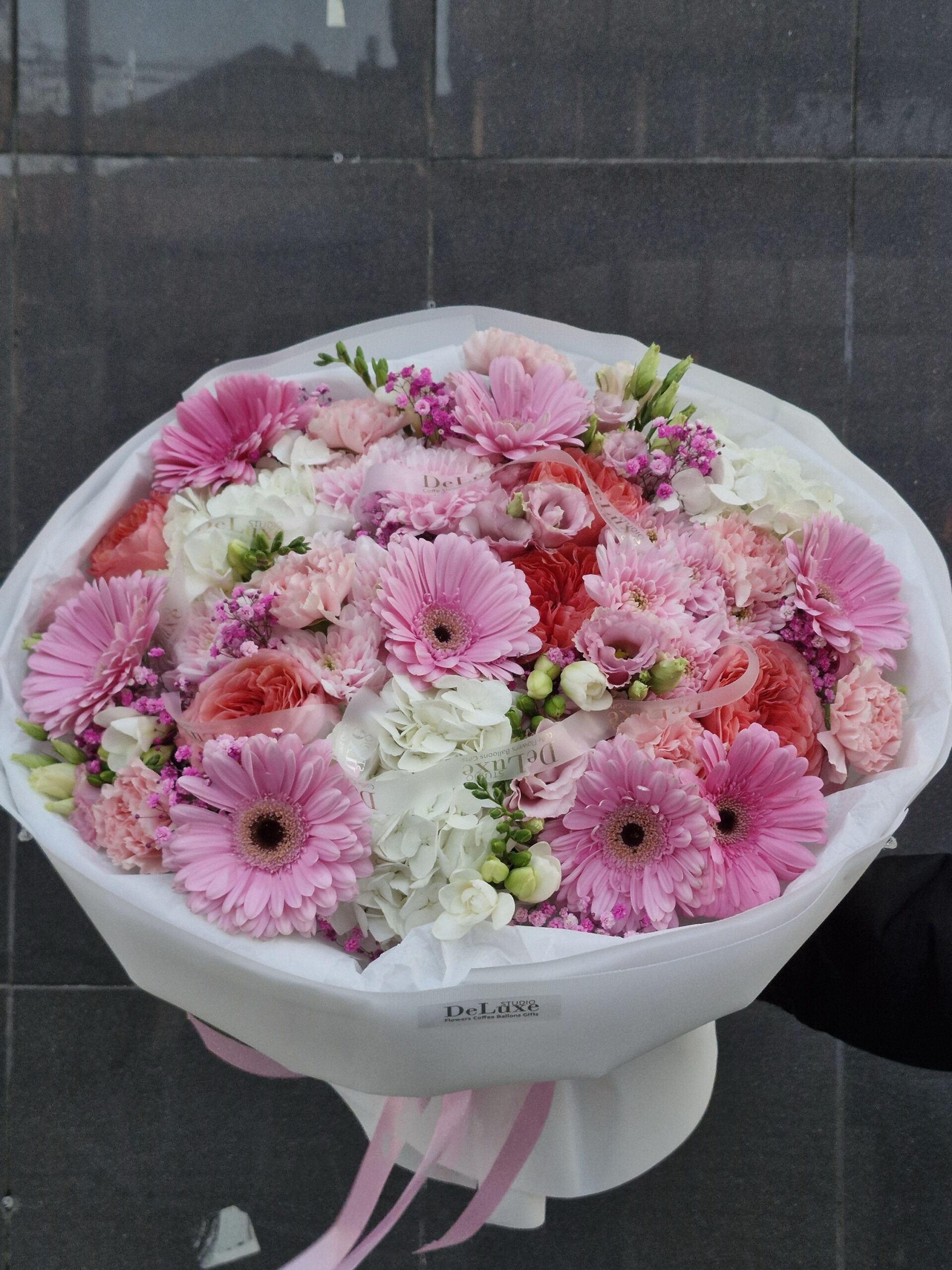 img_0473-2 Bukiet Premium miks z hortensji, fresii, piwoniowej róży, gerber, goździków, eustomy , chryzantemy - obrazek 1