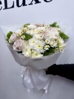 Bukiet z różami, rumiankiem, goździkami i chryzantemami - obrazek 2