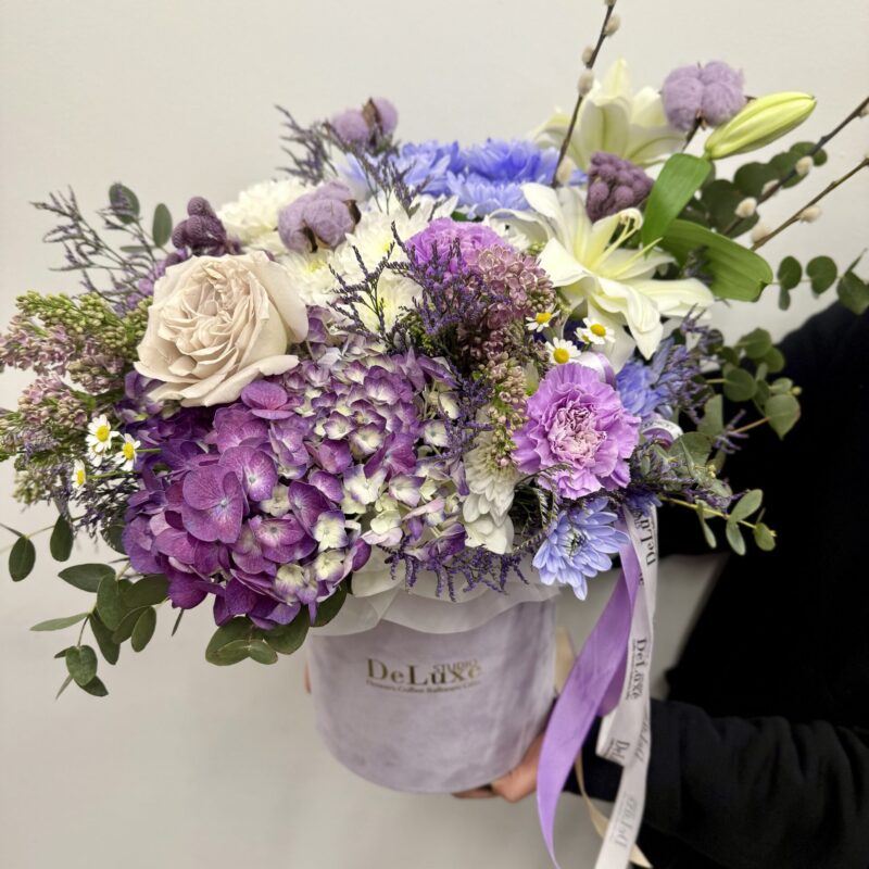 Flowerbox z hortensją, różą, eustomą i lilią