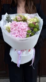Bukiet z hortensją, frezją, eustomą i zieloną chryzantemą – elegancka kompozycja premium. Dostawa w Poznaniu.