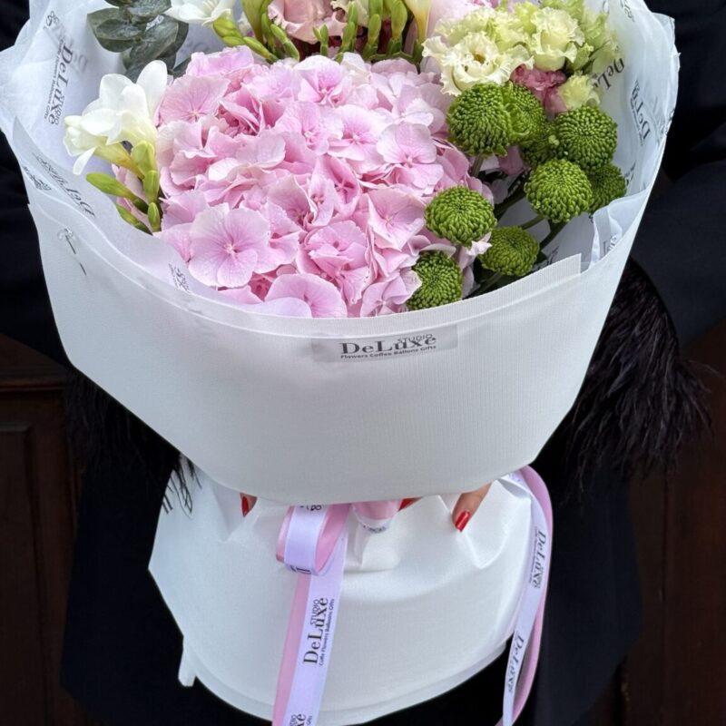 Bukiet z hortensją, frezją, eustomą i zieloną chryzantemą – elegancka kompozycja premium. Dostawa w Poznaniu.
